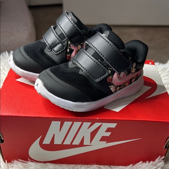 Nike Kids Floral Black Sneakers - Picture 2 of 2